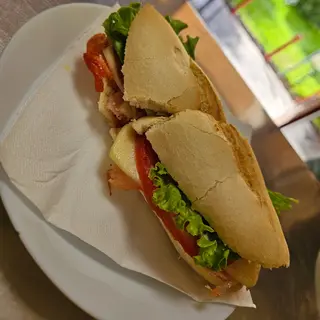 Bocadillo de ternera queso amarillo y ensalada(lechuga tomate)