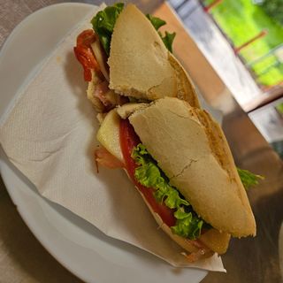 Bocadillo de ternera queso amarillo y ensalada(lechuga tomate)