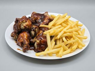 Jamoncitos de pollo con salsa de barbacoa, papas fritas y bebida
