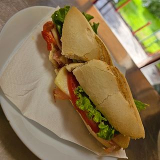 Bocadillo tortilla solo queso amarillo