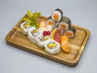 300. Bandeja uramaki, maki y nigiri (14 uds)