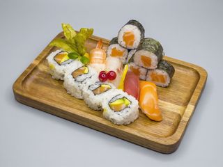 119. Bandeja uramaki, maki y nigiri (14 uds)