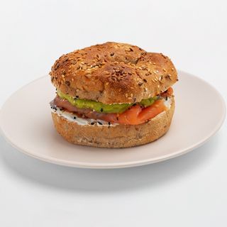 Bagel De Salmón Y Aguacate