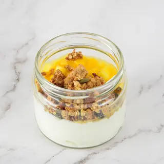 Bowl de Yogur Natural con mango y granola.