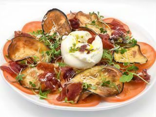 Burrata con chips de berenjema