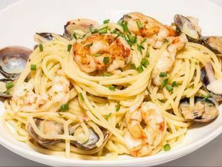 Espaguetis salteados con gambas y almejas