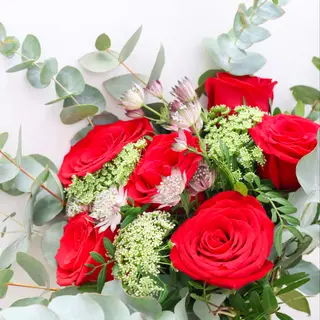 Ramo de rosas rojas con flores silvestres · Mileva Marić