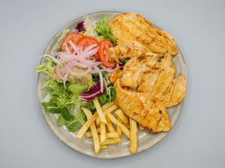 Filete De Pollo, Patatas y Ensalada
