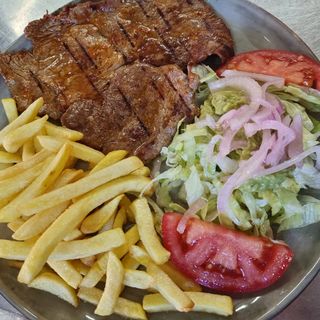 Bistec De Ternera, Patatas y Ensalada