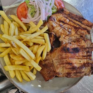 Chuleta De Cerdo, Patatas y Ensalada