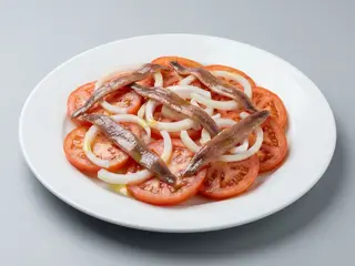 Ensalada De Tomate De Barrika Con Cebolleta Y Anchoas Del Cantábrico