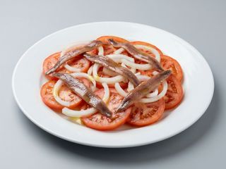 Ensalada De Tomate De Barrika  Con Cebolleta Y Anchoas Del Cantábrico
