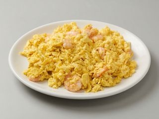 87. Huevos revueltos con gambas 