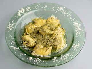 Tortellini ricota y espinacas con salsa de Pesto Genoves