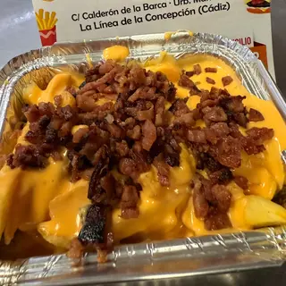Papá con beicon chico y cheddar