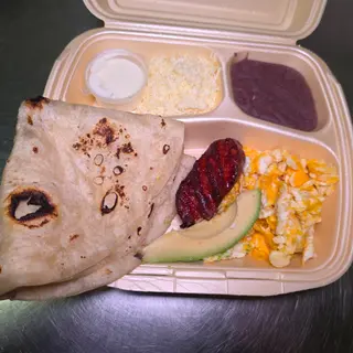 Desayuno típico con tortilla de harina