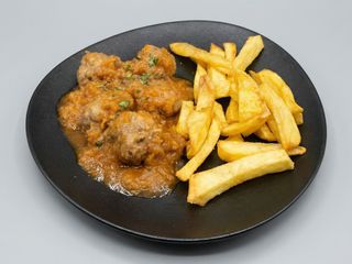 Albóndigas con patatas fritas