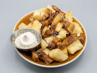 Yucas con chicharrón 