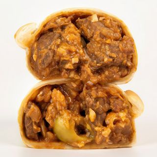 Empanada de carne argentina cortada a cuchillo
