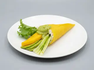 106. Temaki vegetal(mango,aguacate y pepino)(1u)