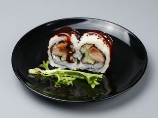 124. Uramaki de pato con pepino (8uds)