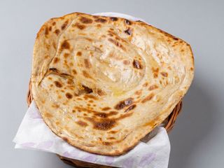 99. Lachha paratha ( contiene gluten)