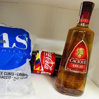 Cacique añejo Ron+ Coca-Cola +Hielo 2kg