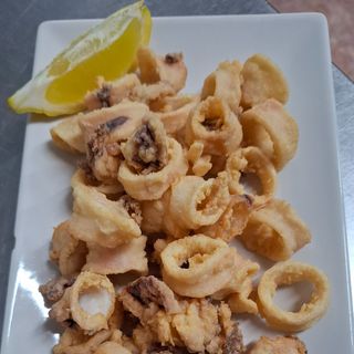 Plat combinat Calamarsets a la Andalusa