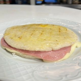 Arepa Con Jamón Y Queso (1 Ud.)
