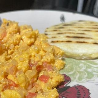 Arepa con huevos pericos