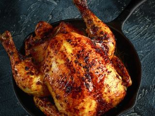 Pollo asado entero con patatas