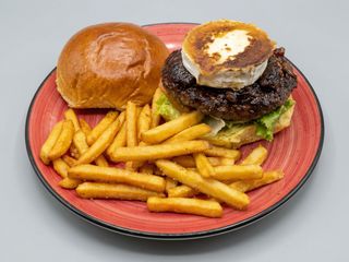 Hamburguesa De Queso De Cabra Y Cebolla Caramelizada