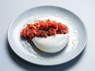 Burrata con tartar de atún rojo salvaje