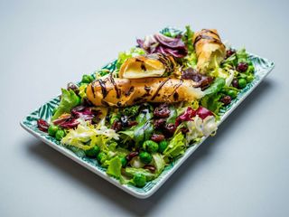 Ensalada de queso brie frito