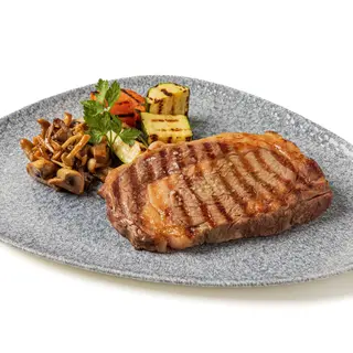 Entrecot De Ternera Angus Con Salsa Y Guarnición