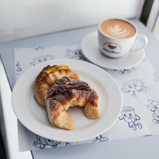 Café + 2 Medialunas Rellenas