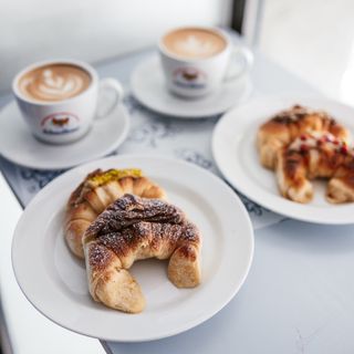 2 Cafés + 4 Medialunas Rellenas