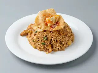 Arroz chaufa de pollo en trozos