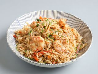 Arroz al wok con verduras y gamba