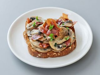 Tostada Con Trufa, Mozzarella fresca, jamo serrano y portobello al horno