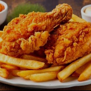 POLLO CROCANTE CON PATATAS FRITAS