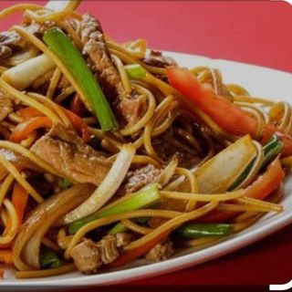 ESPAGUETI SALTADO DE POLLO CRIOLLO