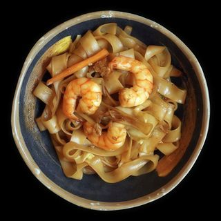 35. Yakikomemen Con Gambas (Ración)