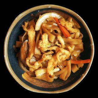 36. Yakikomemen Con Pollo (Ración)