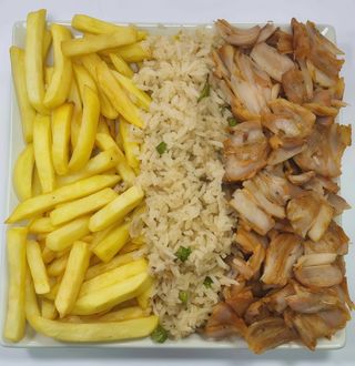 Plato De Pollo Con Patatas Y Arroz