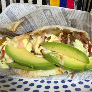 Arepa Con Carne De Ternera Desmechada y aguacate