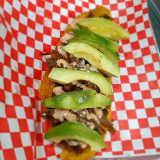Patacón Con Carne Y Aguacate