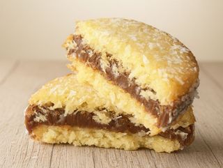 Alfajor grande artesanal  de Coco y dulce de leche (7 x 7,cm)