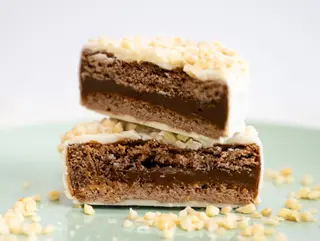 Alfajor Marplatense Art Choco Blanco relleno de dulce de leche y almendras