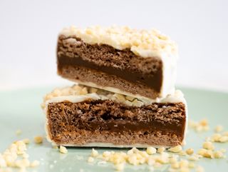 Alfajor Marplatense Art Choco Blanco relleno de dulce de leche y almendras